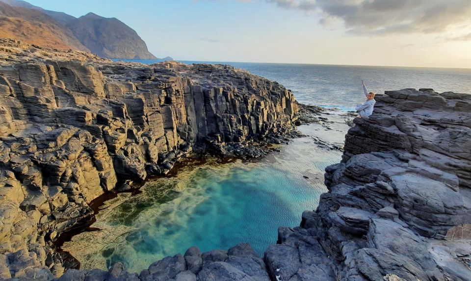 Discover the Black Sand Beach+the Natural Pool - Location Details