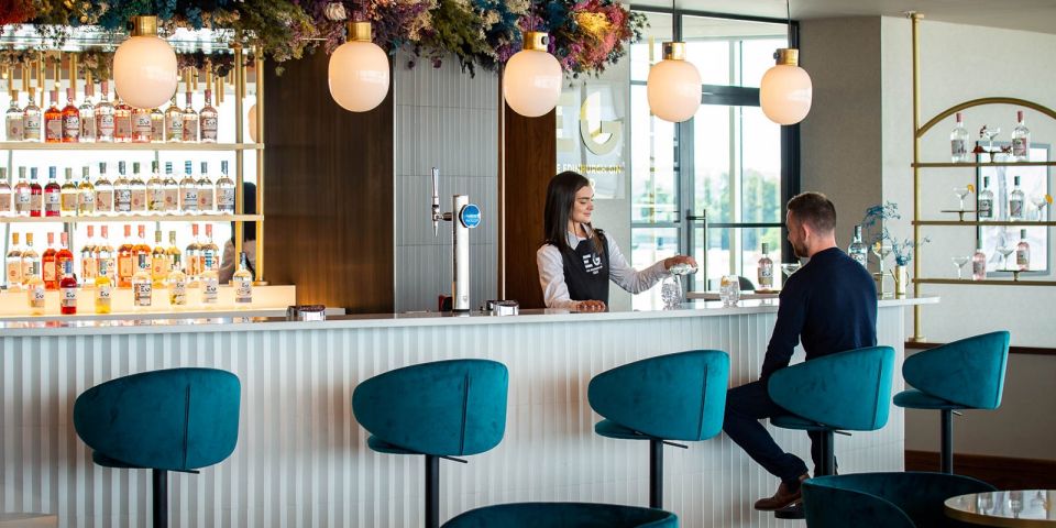 EDI Edinburgh Airport: Plaza Premium Lounge - Lounge Features and Amenities