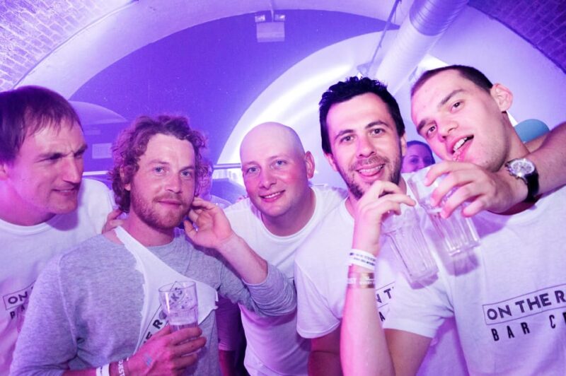 Edinburgh Bar Crawl: 5+ Venues, Free Shots, Free Club Entry - Social Interaction Opportunities