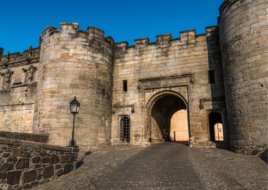 Edinburgh: Stirling Castle, Loch Lomond Walk & Whisky Tour - Discovering Stirling Castle