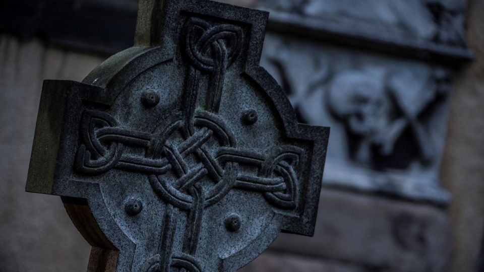 Edinburgh: Underground Vaults and Graveyard Evening Tour - Meeting Point and Duration