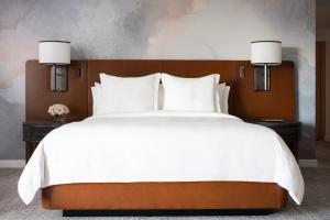 Four Seasons Hotel Seattle - Dining Options and Experiences