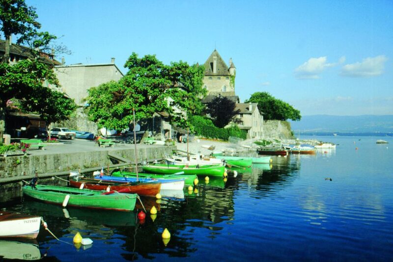 From Geneva: Yvoire Medieval Village & Lake Geneva Cruise - Exploring Yvoire Village