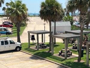 Galveston Beach Front and Ocean Views at Casa Del Mar - Amenities and Features