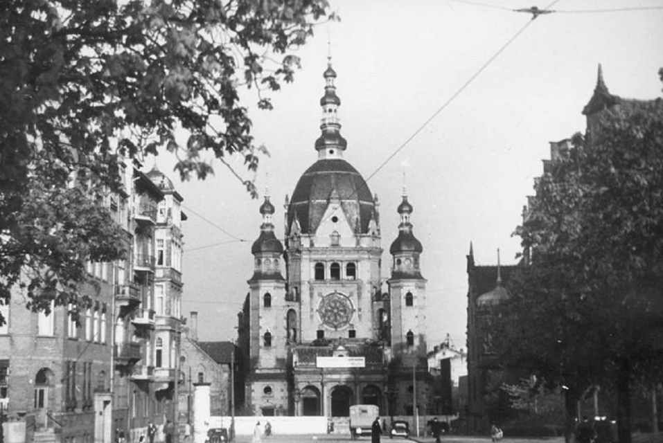 Gdansk: Jewish Heritage Guided Private Walking Tour - Tour Highlights and Experiences