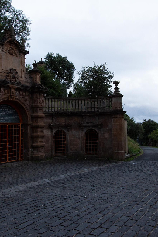 Glasgow: Ghouls, Ghosts & Gruesome Tales Guided Walking Tour - Unique Tour Experience