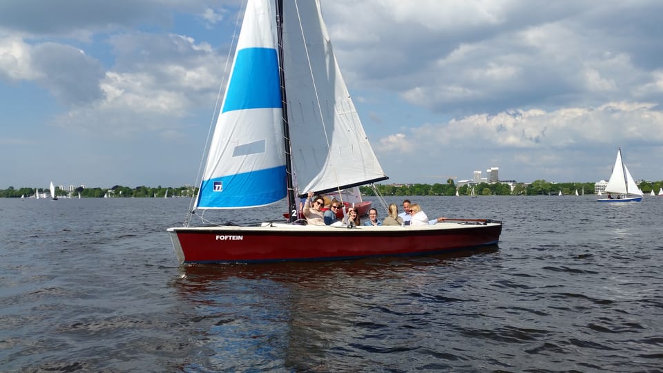 Hamburg: 1.5-Hour Sailing Sightseeing Tour on Aussenalster - Tour Highlights