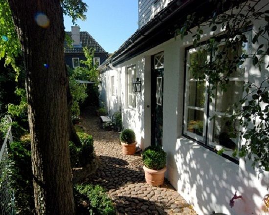 Hamburg: Tour of Blankenese on the Banks of the Elbe - Blankeneses Multicultural History