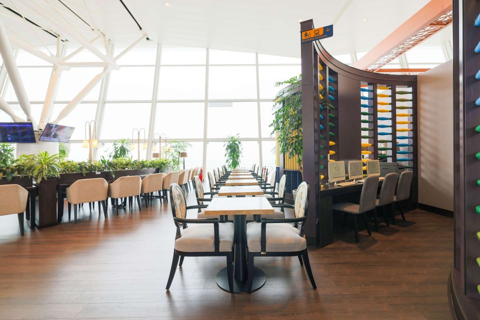 HAN Hanoi Airport: Song Hong Premium Lounge & Bar Terminal 2 - Amenities and Services