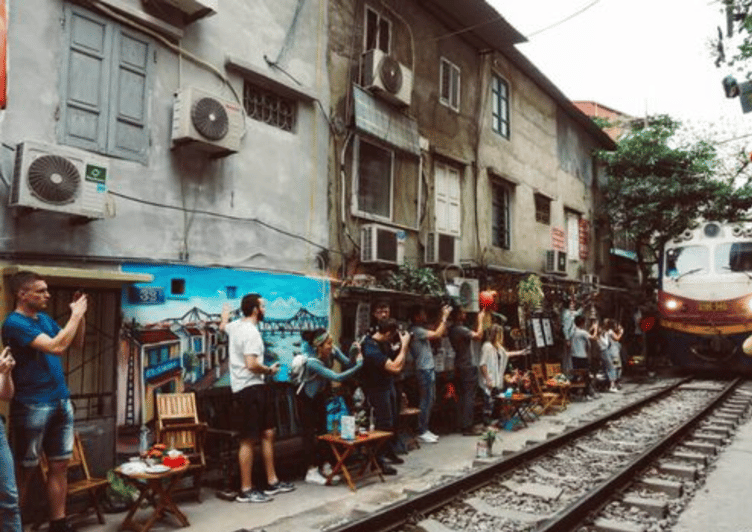 Hanoi Tour: Sample Street Food With Train Street - Sampling Local Street Foods