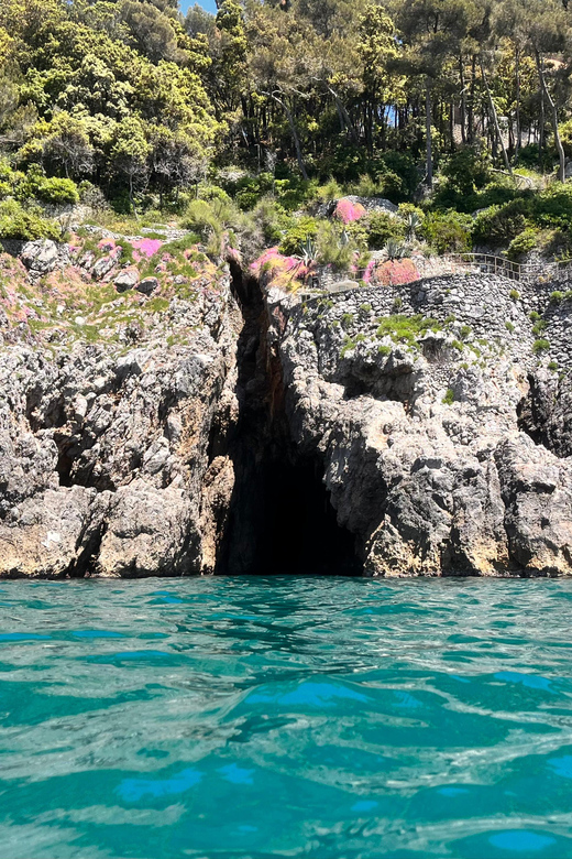 Holiday Gulf of Poets: Boat Tour and Tasting - Unique Boat Experience