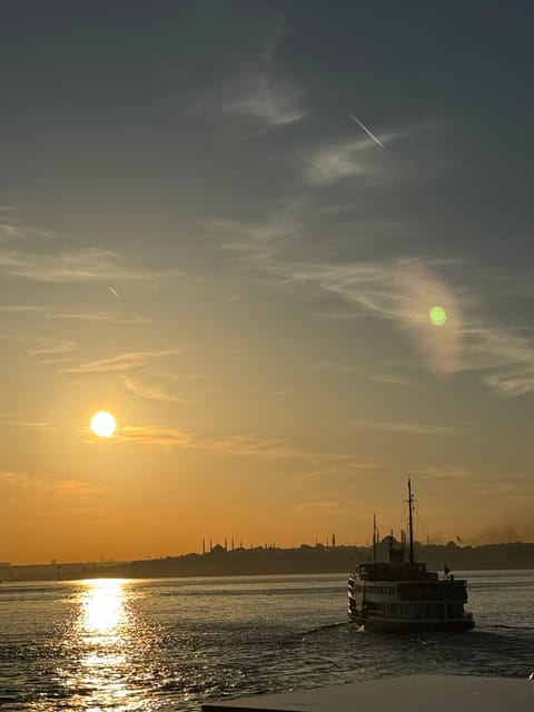 Istanbul: Bosphorus River Sunset Yacht Tour With Commentary - Sightseeing Landmarks