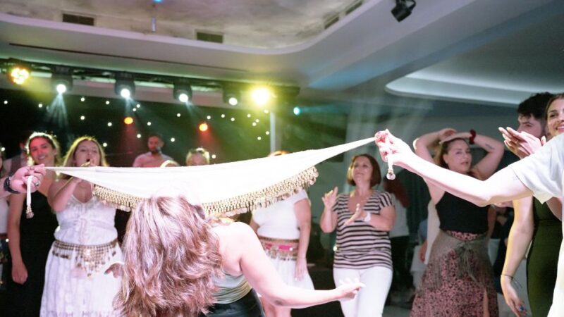 Kamari: Greek Show, Buffet Dinner, and Drinks at Dimitris - Venue and Setting