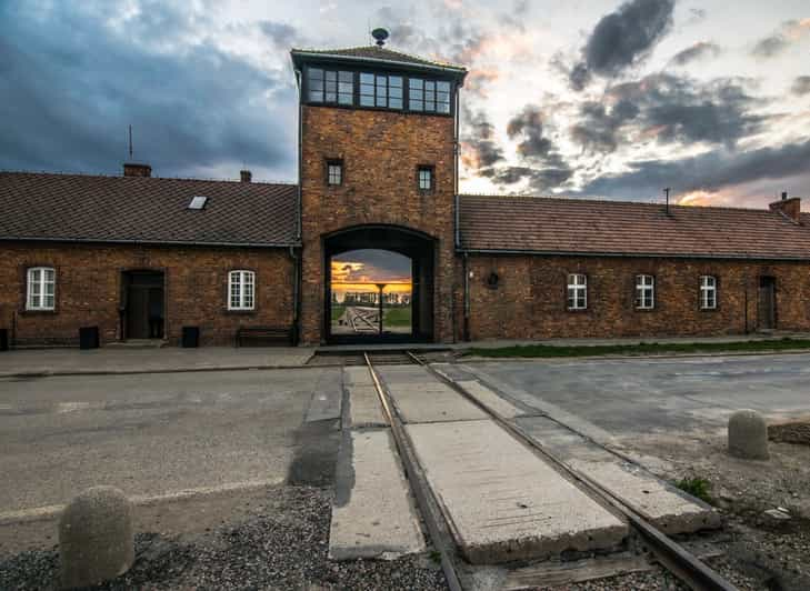 Krakow: Auschwitz-Birkenau Guided Tour With Pickup & Lunch - Detailed Itinerary