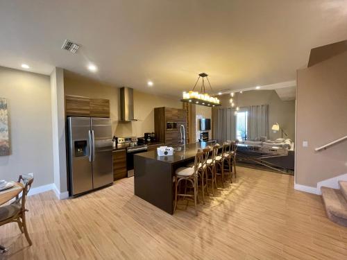 Luxury Home 7 Min Disney 3BR4BA - Hot Tub - Guest Ratings