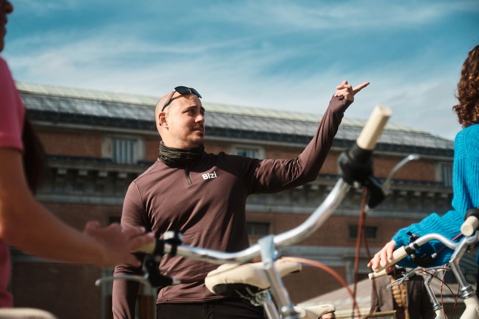 Madrid: City Highlights Guided Vintage Bike Tour - Itinerary Highlights