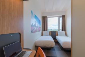 Maxhotel Amsterdam Airport Schiphol - Room Features and Amenities