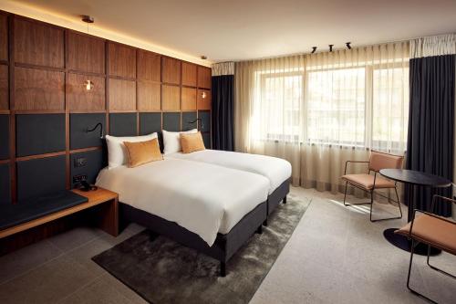 Met Hotel Amsterdam - Location and Accessibility