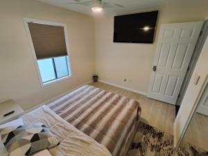 Modern/Retro Condo - Guest Reviews