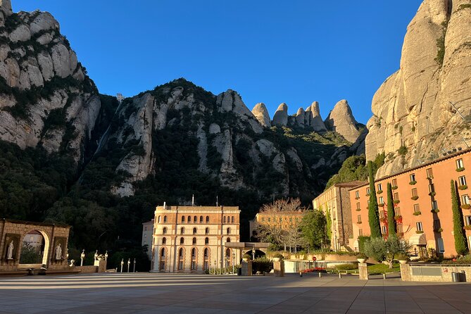 Montserrat Very Early by Train and All the Time You Want - Itinerary and Schedule