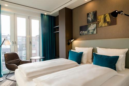 Motel One Amsterdam-Waterlooplein - Facilities and Amenities