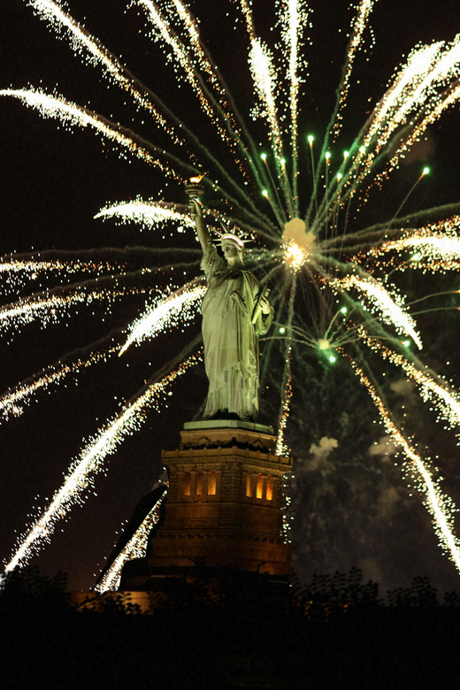 Nyc: New Years Eve Dinner Cruise With Music and Open Bar - Itinerary and Sightseeing