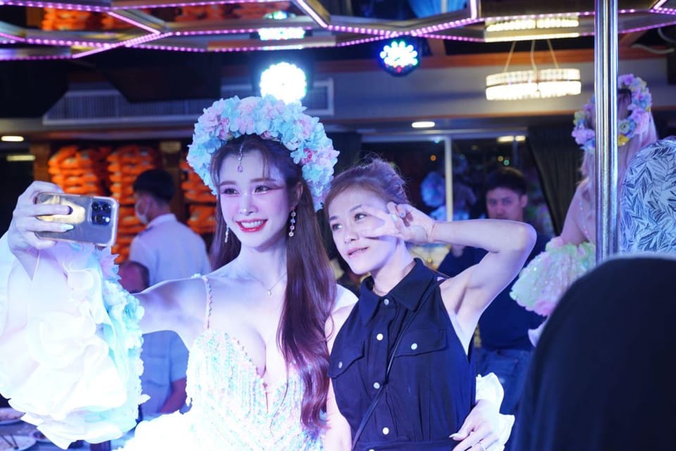 Pattaya: All Star Dinner Cruise, Cabaret Show & Beer Buffet - Dining Experience