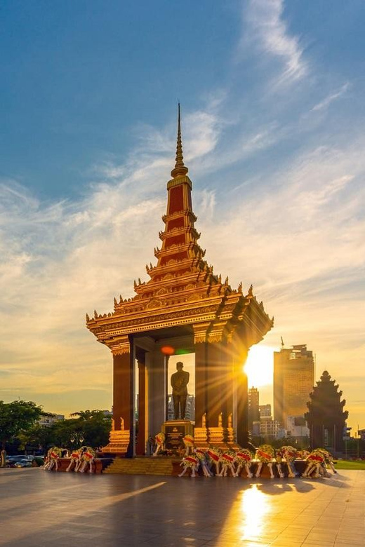 Phnom Penh: Guided Historical Day Tour by Cyclo or Tuk Tuk - Itinerary Highlights