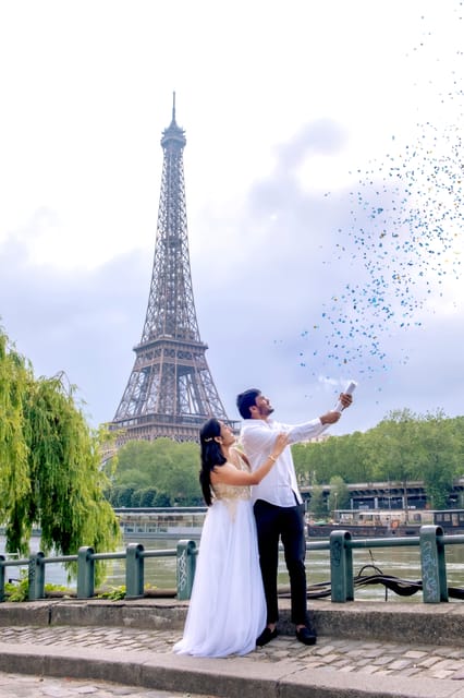 Photo Session for Couples With Flowers Around Eiffel Tower - Itinerary and Experience