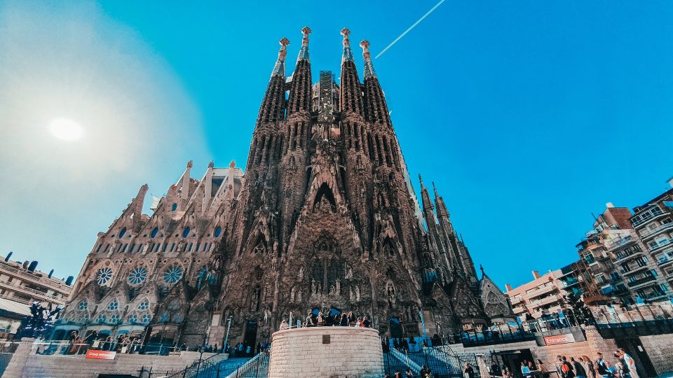 Photo Tour: Barcelona Famous Landmarks - Pricing and Booking