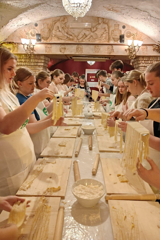 Rome: Fettucine and Tiramisu Class Near the Spanish Steps - Class Location and Duration
