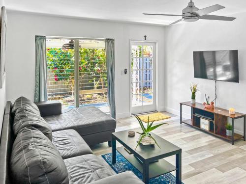 Stylish & Cozy Escape Near the Beach- Free Parking, Backyard, Private, BBQ - Guest Experience