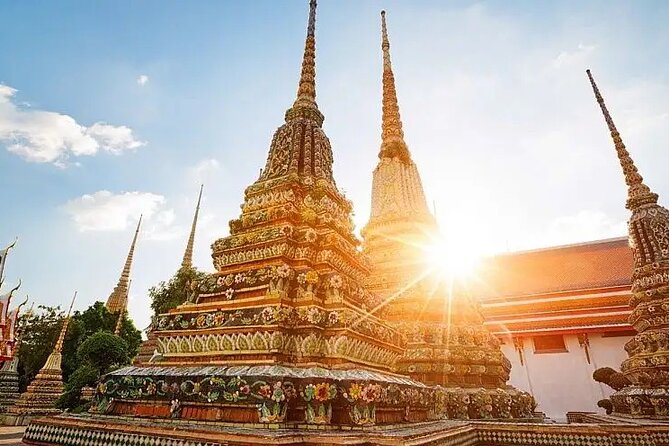 The Best Bangkok Temples - Exploring Wat Traimit