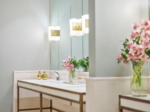 The Beverly Hills Hotel - Dorchester Collection - Accommodations and Amenities