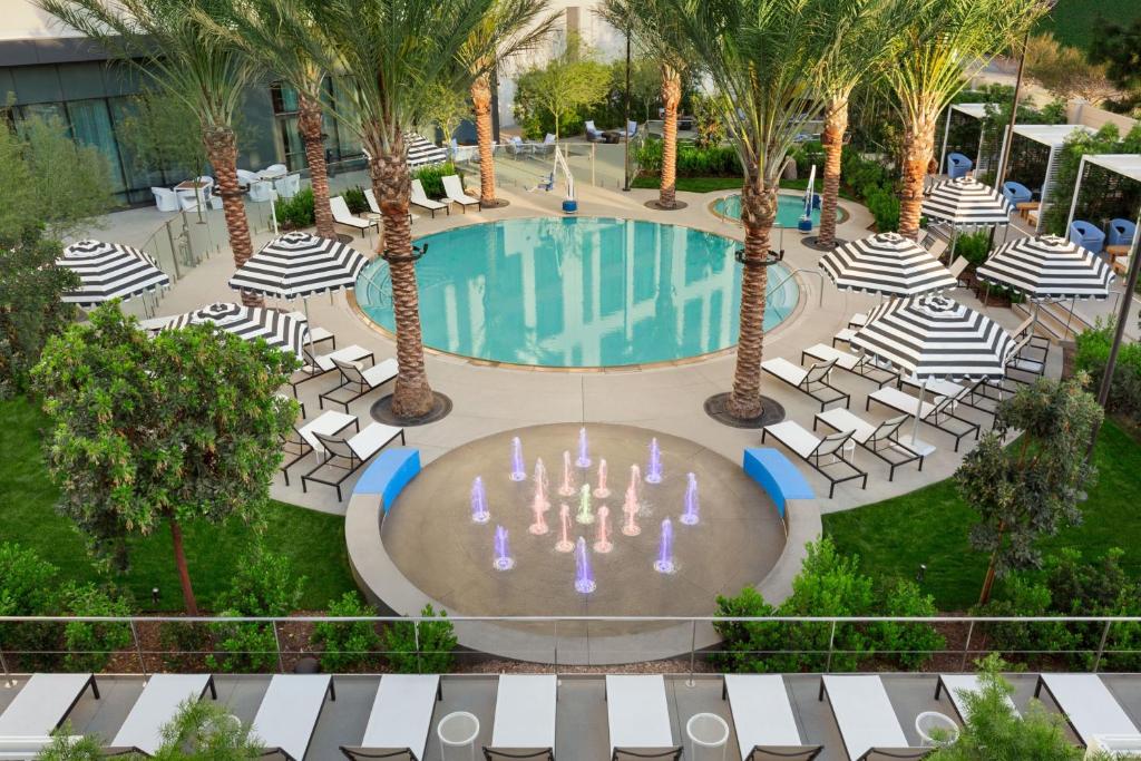 The Viv Hotel, Anaheim, a Tribute Portfolio Hotel - Accommodation and Amenities