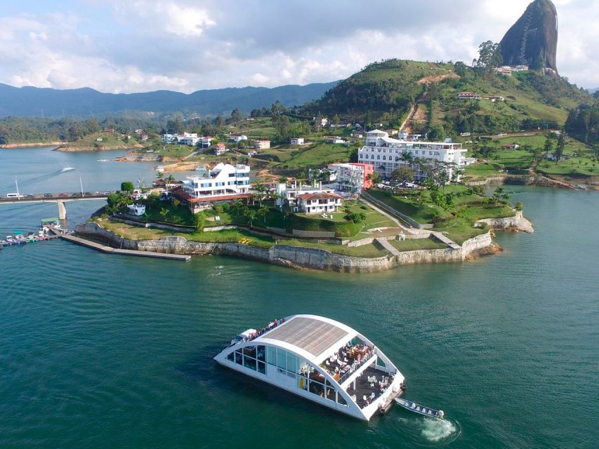 Tour Guatapé: Luxury Yacht to the Stone of Peñol. - Luxury Yacht Experience