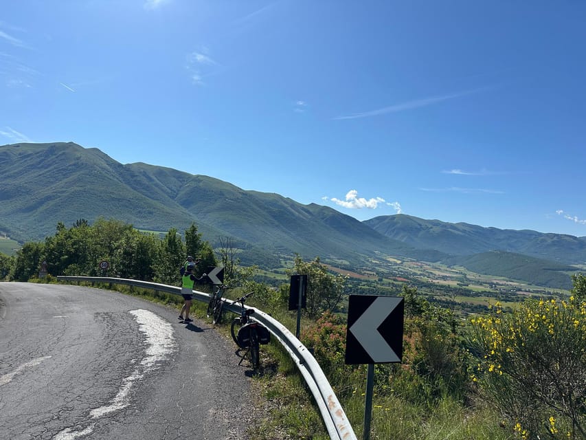 Umbrian Valley: Medieval Villages & Aromatic Oil Guided Tour - Experience Features