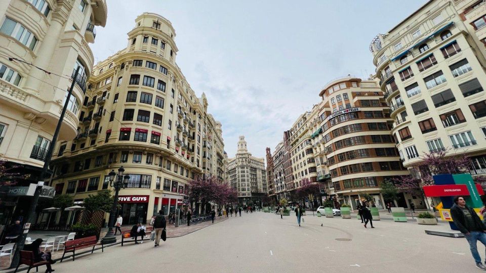 Valencia: the Best 18 Spots in the City by Bike! - Mercado Central and Lonja De La Seda