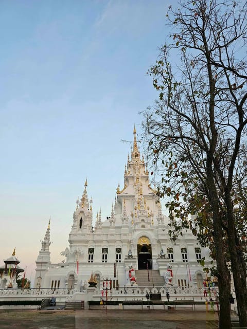 Wat Phra That Si Mueang Pong, a Holy Castle & Creek Cafe. - Distinctive Architecture