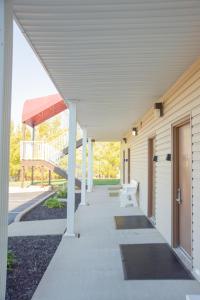 West Bank Inn - Guest Reviews and Experiences