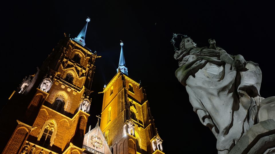 Wrocław: Old City Night Walk and Gondola Ride - Itinerary Breakdown