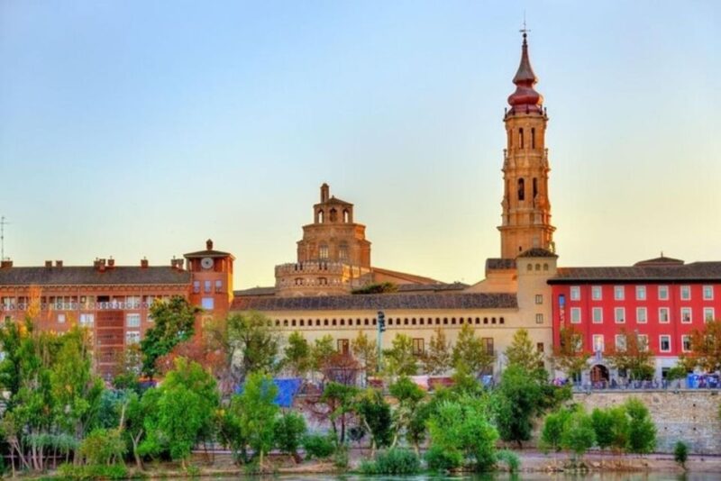 Zaragoza : Must-See Attractions Private Walking Tour - Itinerary and Key Attractions