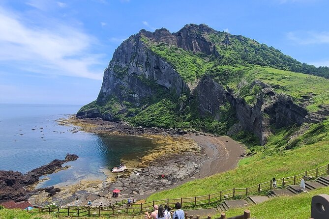 2-Day Private Taxi Day Tour in Jeju Island - Meeting and Pickup Details