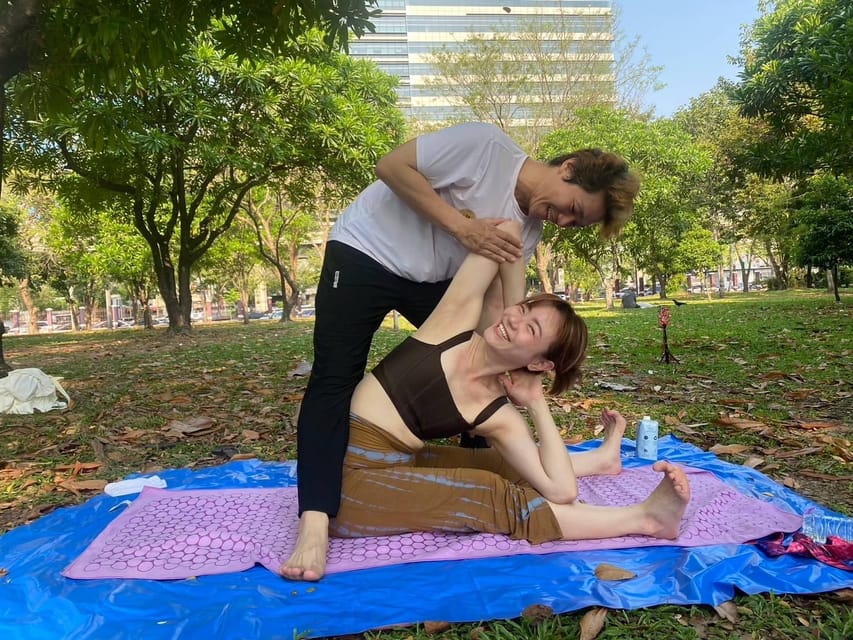 Bangkok: Lumpini Park Yoga Experience - Highlights of the Yoga Session