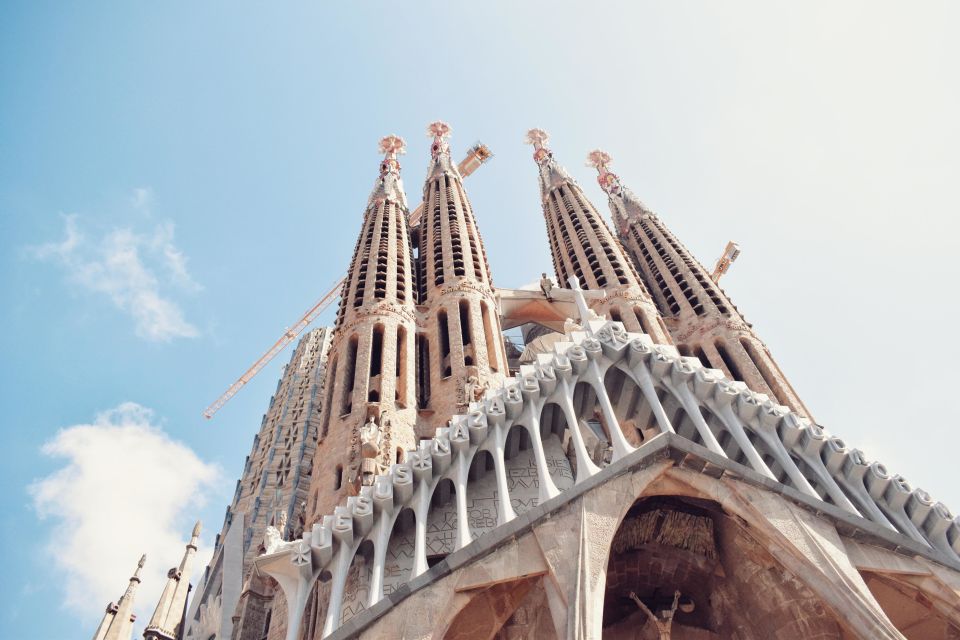 Barcelona: Best of Barcelona Walking Tour - Sights Included