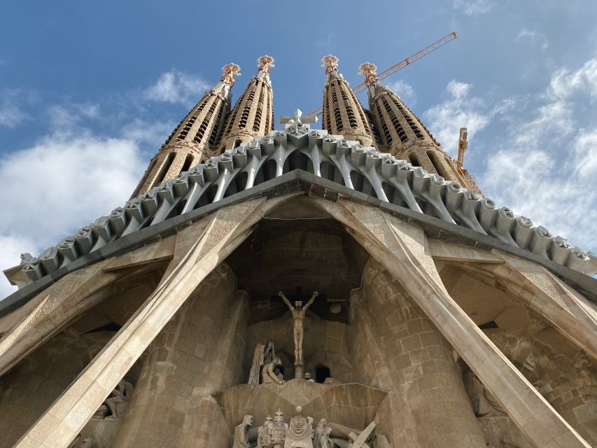 Barcelona: Gothic Quarter and Sagrada Familia Private Tour - Guided Tour Experience