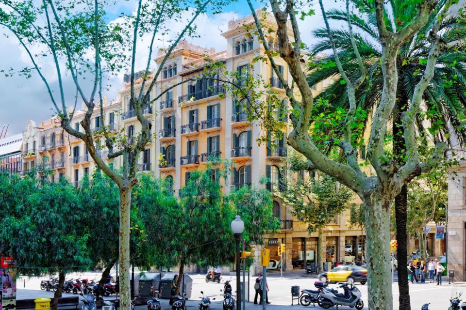 Barcelona: Insta-Perfect Walk With a Local - Tour Description