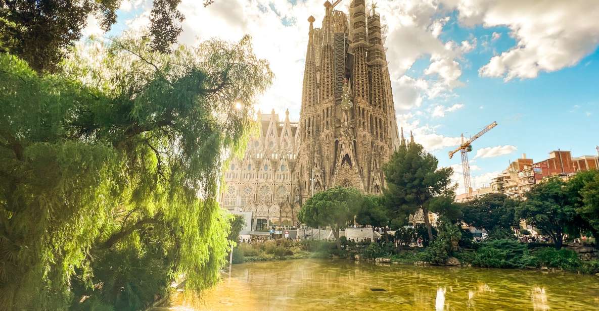 Barcelona: Sagrada Familia, Park Güell and Old Town Tour - Exploring Iconic Landmarks