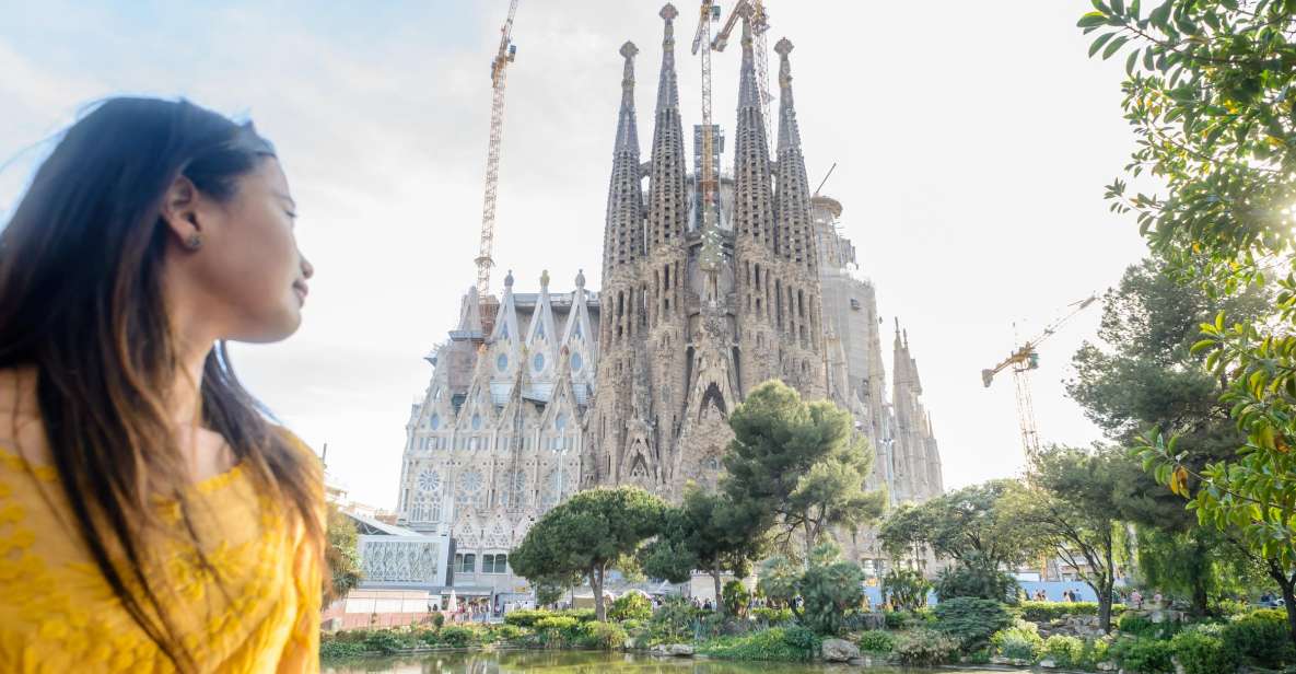 Barcelona: Sagrada Familia Tour & Optional Tower Visit - Tour Logistics and Meeting Point