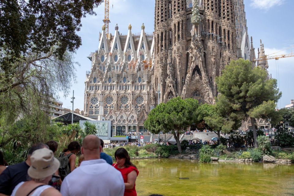 Barcelona: Top-20 City Sights Bike/eBike Guided Private Tour - Tour Experience